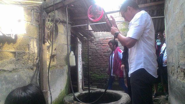 Pertama Kali Timba Air Sumur, Sandiaga: Bagus untuk Otot Biseps