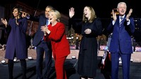 (Ki-ka) Michelle Obama, Barack Obama, Hillary Clinton, Chelsea Clinton, dan Bill Clinton menyapa pendukungnya. Brian Snyder/Reuters/detikFoto.