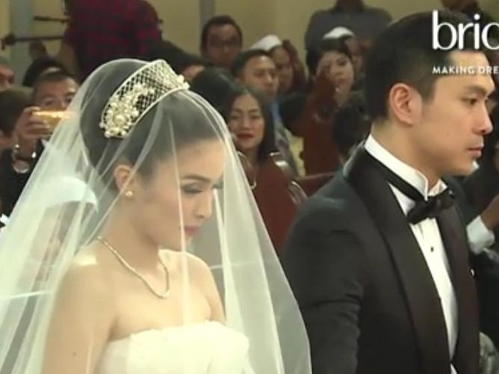 Cantiknya! Sandra Dewi Saat Jalan Menuju Altar