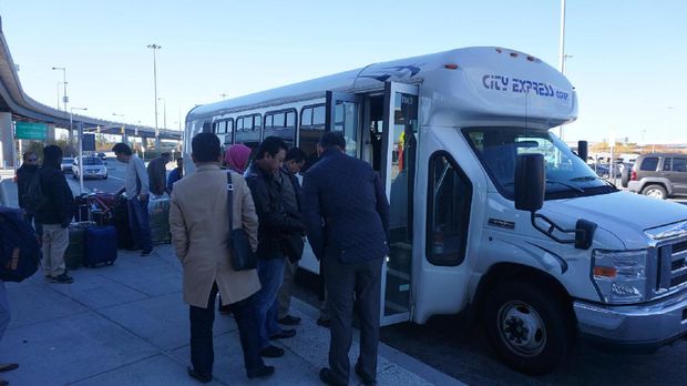 Ketum PPP Romahurmuziy (tengah, berjaket hitam) bersama rombongan delegasi di depan bus yang mengantar dari New York ke Washington DC. 