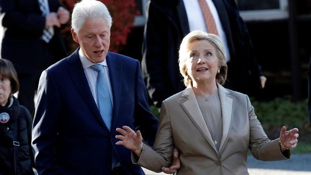 Hillary didampingi suaminya, Bill Clinton, saat memilih di New York