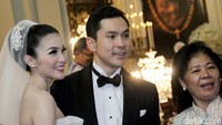 Sandra dan Harvey saat melayani foto usai proses pernikahan mereka di Katedral, Jakarta Pusat pada Selasa (8/11/2016). Pool/Ismail/detikFoto.