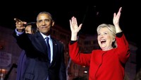 Barack Obama (kiri) menghadiri kampanye Hillary Clinton (kanan) di Philadelphia, Senin (7/11/2016) waktu setempat. Brian Snyder/Reuters/detikFoto.