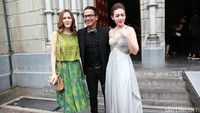 Delon bersama Cathy dan Rianty Catwright saat ditemui di Katedral, Jakarta Pusat pada Selasa (8/11/2016). Pool/Palevi S/detikFoto.