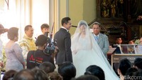 Suasana bahagia makin terasa saat Sandra memamerkan cincin pernikahannya tersebut. Pool/Ismail/detikFoto.