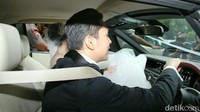 Harvey pun langsung mengantarkan Sandra untuk meninggalkan Katedral. Pool/Ismail/detikFoto.