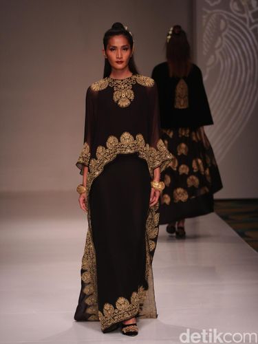 Pesona Keraton Jawa dalam Koleksi Busana Era Soekamto dan Ghea Panggabean