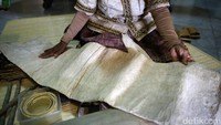 Lembaran kain dari serat kayu yang siap diolah menjadi baju. Jika perlu diwarnai, perajin akan memberi pewarna alam sebelum dibuat menjadi baju oleh para desainer.