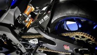 Berbeda dibandingkan dengan Yamaha R6 lainnya, R6 versi Eropa ini memiliki perubahan pada mesin yang disamakan dengan versi balap. Sebut saja dengan perubahan kepala silinder, gearbox, suspensi, rear shock, front fork, electronic system dan brake discs. Namun semua komponen modifikasi ini dijamin sesuai dengan aturan. Foto: motorcycle.com