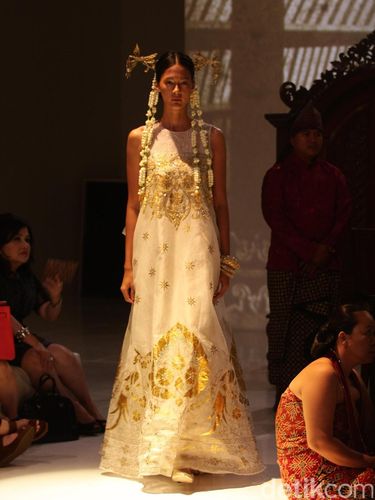 Pesona Keraton Jawa dalam Koleksi Busana Era Soekamto dan Ghea Panggabean