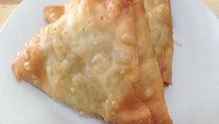 Sambosa bertekstur renyah dengan isian gurih pedas. Ada paduan ayam, bawang bombay, bawang putih, cabai hijau, kemiri dan santan. Citarasa cabai cukup dominan.