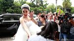 Like a Princess! Sandra Dewi Tiba di Katedral