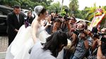 Like a Princess! Sandra Dewi Tiba di Katedral