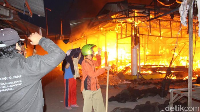 Lebih 5 Jam Api Berkobar, 600 Lapak di Pasar Baru Porong Hangus