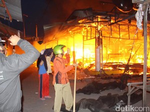 Lebih 5 Jam Api Berkobar, 600 Lapak di Pasar Baru Porong Hangus