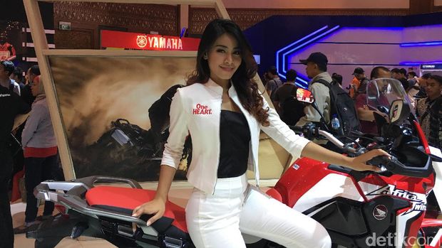 Model Cantik Ini Bete dengan Perilaku Pemotor Ugal-ugalan