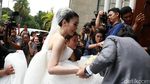 Like a Princess! Sandra Dewi Tiba di Katedral