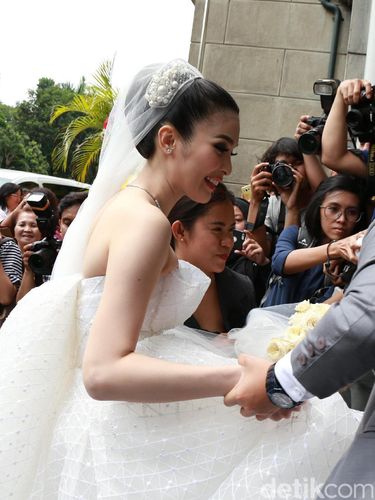 Menikah, Sandra Dewi Seperti Princess dengan Gaun Pengantin Karya Adrian Gan
