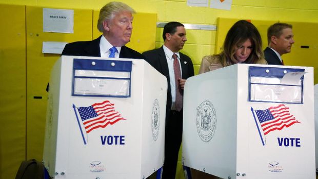 Trump terkesan mengintip surat suara Melania