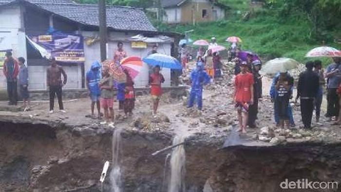 Jembatan di Garut Ambruk, Akses Jalan 2 Kecamatan Terputus