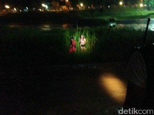 Tim SAR Evakuasi 2 Pemancing yang Terjebak di Sungai BKB Semarang