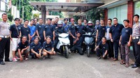 Rider dari Institut Teknologi Sepuluh Nopember (ITS) foto bersama sebelum mengikuti touring GESITS Tour de Jawa Bali. Firmansyah Mara/Garansindo Inter Global.