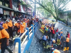 Cegah Banjir, Warga dan Petugas Keroyokan Keruk Babakan Irigasi Pagarsih