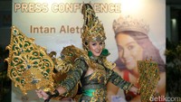 Putri Pariwisata Indonesia 2016 Intan Aletrino mengenakan kostum nasional bertajuk wayang yang akan dipakai dalam ajang Miss Supranational 2016, Rabu (9/11/2016).