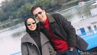 Keduanya berada di lokasi syuting di Hongaria tepatnya di Szentendre, kota tua yang tak jauh dari Budapest.