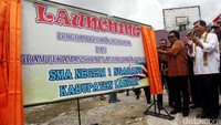 Wakil Ketua MPR Oesman Sapta Odang meluncurkan program budaya membaca di SMAN 1 Ngabang, Kabupten Landak, Kalimantan Barat.