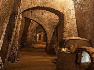 Di Italia, Lorong bawah Tanah Disulap Jadi Galeri Kendaraan Bekas