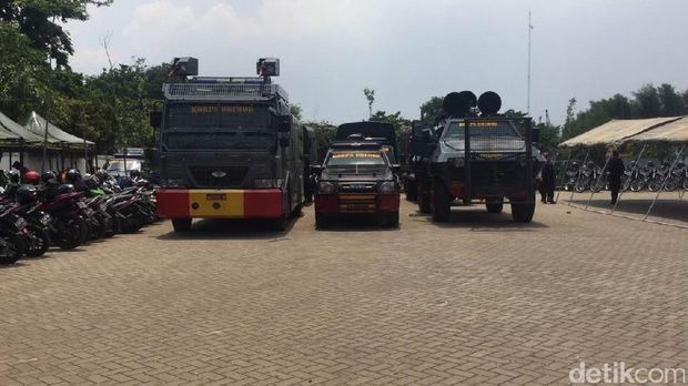  Kendaraan taktis water cannon dan barracuda untuk amankan bonek di Stadion Tugu, Koja, Jakarta Utara, Rabu (9/11/2016)