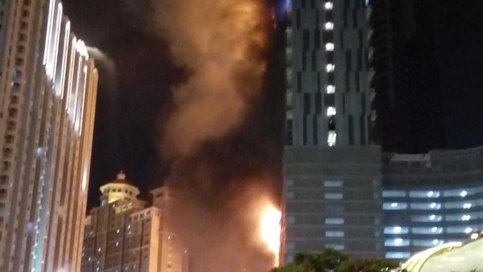 Puing-puing di Apartemen Neo Soho yang Terbakar Berjatuhan
