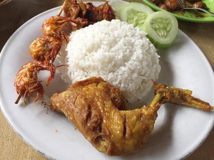 RM Aroma: Empuk Gurih Ayam Goreng dan Burung Marlon Bumbu Kuning dari Bogor