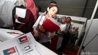 Sejumlah pencari kerja memadati salah satu stand saat berlangsungnya Indonesia Job For Carrer 2016 di kawasan Senayan, Jakarta, Rabu (9/11/2016).