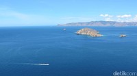 Saat mendaki Pulau Padar, kamu juga bisa melihat kapal-kapal yang berlalu-lalang. Yuk, potret! (Afif/detikTravel)