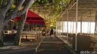 Menuju Pantai Mertasari bisa sambil bersepeda santai. Tersedia jalan setapak yang memadai buat para pesepeda (Kurnia/detikTravel)