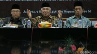 Ketua Dewan Pertimbangan Majelis Ulama Indonesia Din Syamsudin (tengah), Wakil Ketua Didin Hafidhuddin dan Nasarudin Umar memimpin jalannya rapat pleno dewan pertimbangan MUI di Gedung MUI, Jakarta, Rabu (9/11/2016).