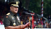 Saat menyampaikan sambutan, tongkat itu tak lupa dibawa Jenderal Gatot. Foto: Istimewa/Puspen TNI