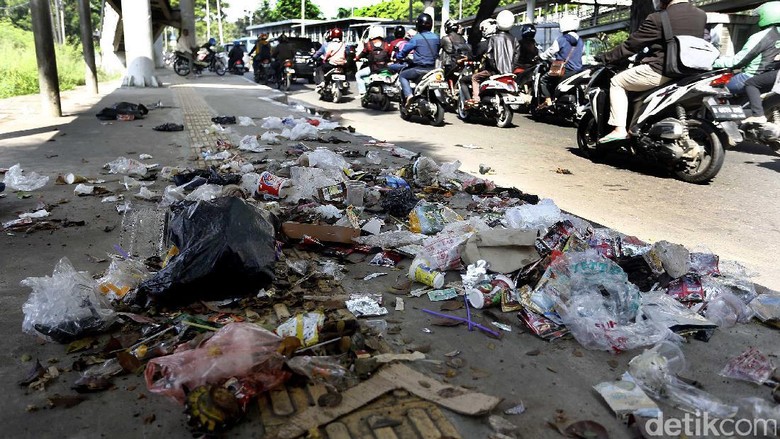 Sampah Berserakan di Halte Bus Cempaka Putih