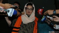 Siti nampak mengenakan kerudung berwarna pink muda dan hanya menjawab singkat pertanyaan wartawan.