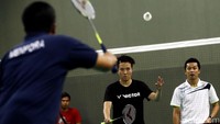Berpasangan dengan pebulutangkis nasional Tontowi Ahmad, Menpora tampak antusias bermain melawan Lilyana Natsir dan Taufik Hidayat.