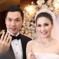 Sandra Dewi pun mengusung tema makeup yang tidak terlalu glamour sehingga kecantikan naturalnya tetap terpancar. Foto: Ismail/detikHOT