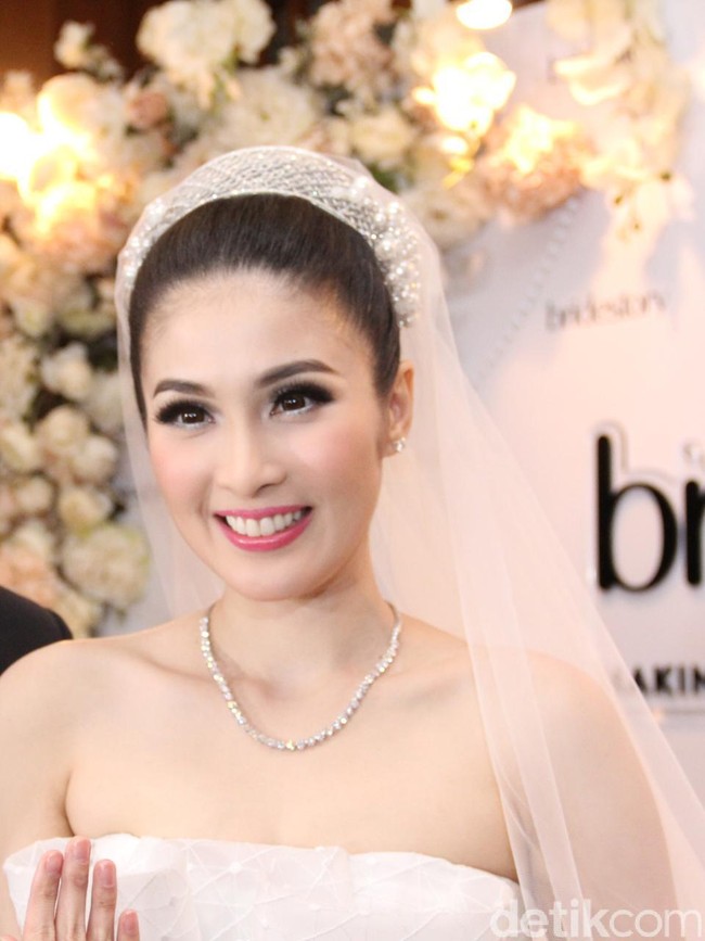 Sandra Dewi pun mengusung tema makeup yang tidak terlalu glamour sehingga kecantikan naturalnya tetap terpancar. Foto: Ismail/detikHOT