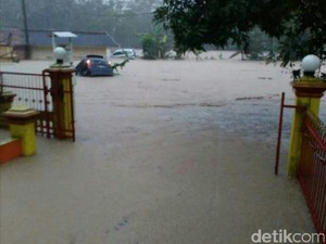 Longsor dan Banjir Kepung Beberapa Wilayah di Sukabumi, 8 Mobil Hanyut