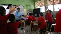 Anak-anak terlihat sangat aktif mengikuti sosialisasi makanan sehat dan aman dari Badan Pengawasan Obat dan Makanan (BPOM).