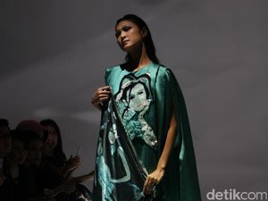 Lukisan Wanita Bermata Hitam Karya Jeihan dalam Koleksi Busana Mel Ahyar