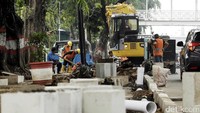 Alat berat juga diturunkan untuk memudahkan pengerjaan.