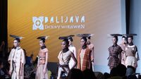 Headpiece Megah di Koleksi Denny Wirawan Hingga Tenun Bali Sporty Didi Budiardjo