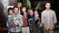 Fachri bersama keluarga besarnya saat ditemui di Planet Hollywood, Jakarta Selatan pada Selasa malam (9/11). Pool/Gus Mun/detikFoto.